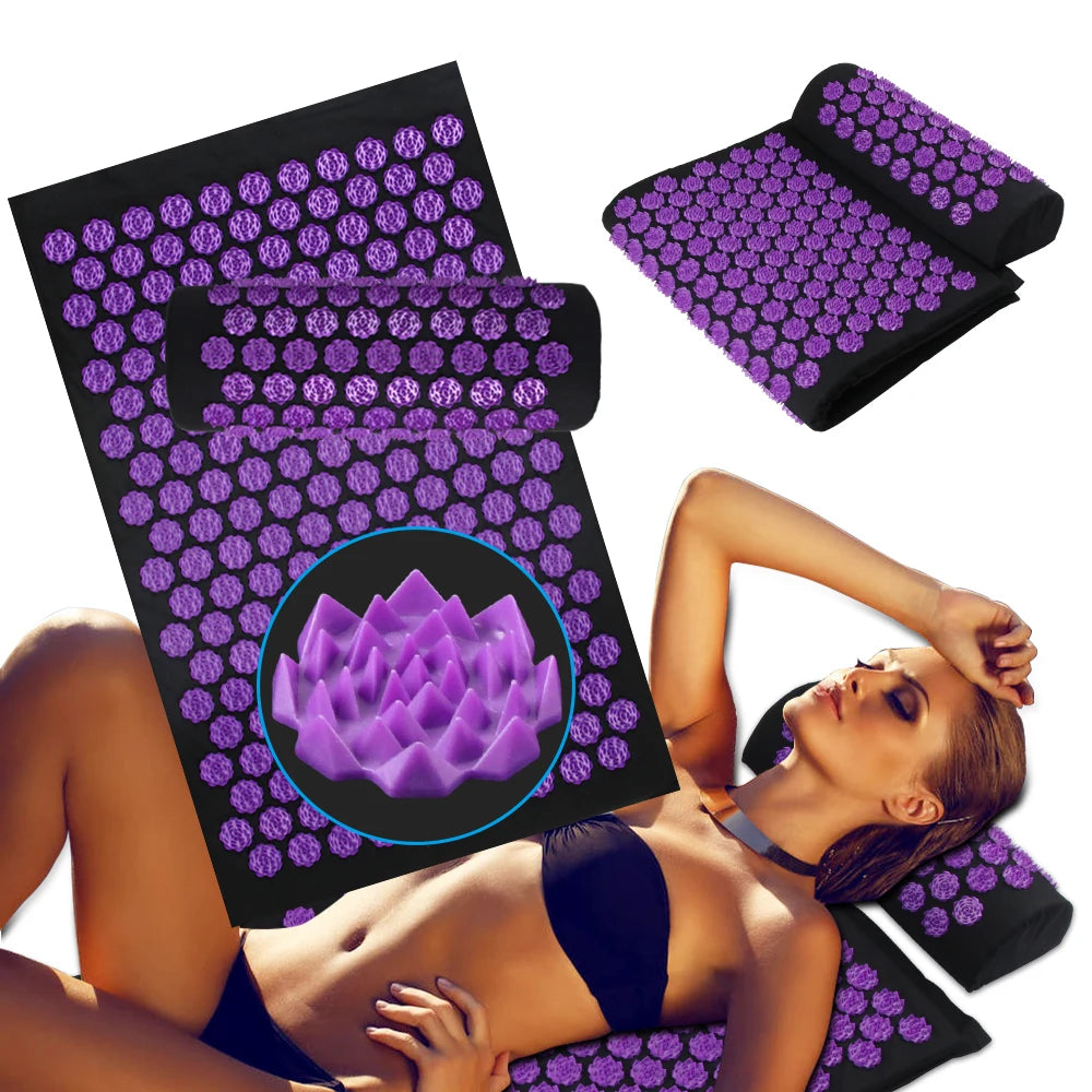 Tapis d'acupression et coussin cervical violets du Pack Détente PuraDorse, avec vue rapprochée d'un picot en forme de lotus