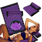Tapis d'acupression et coussin cervical violets du Pack Détente PuraDorse, avec vue rapprochée d'un picot en forme de lotus