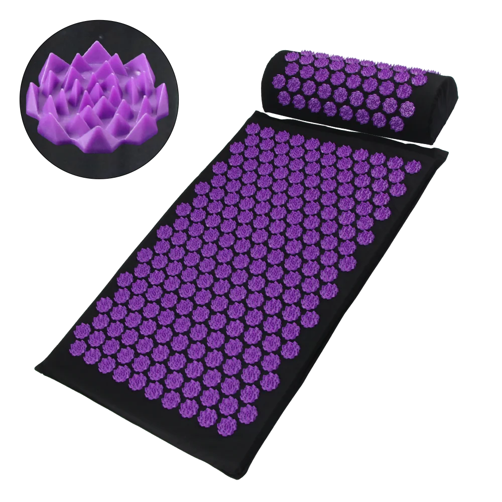 Tapis d'acupression et coussin cervical violets du Pack Détente PuraDorse vus de trois quarts