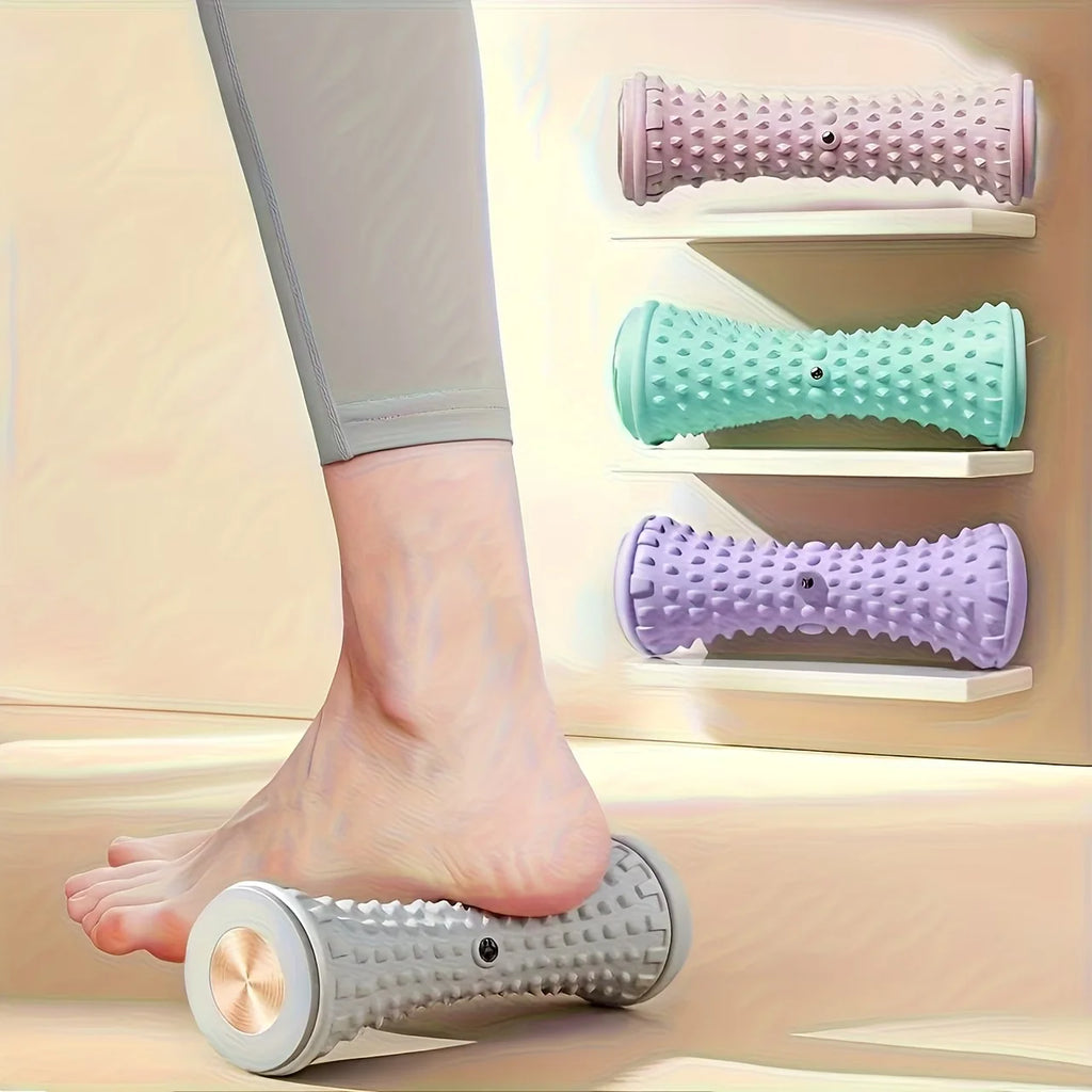 Rouleau de massage plantaire PuraDorse Roll gris utilisé sous le pied, avec les coloris rose, vert et violet en arrière-plan