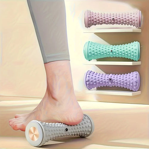Rouleau de massage plantaire PuraDorse Roll gris utilisé sous le pied, avec les coloris rose, vert et violet en arrière-plan