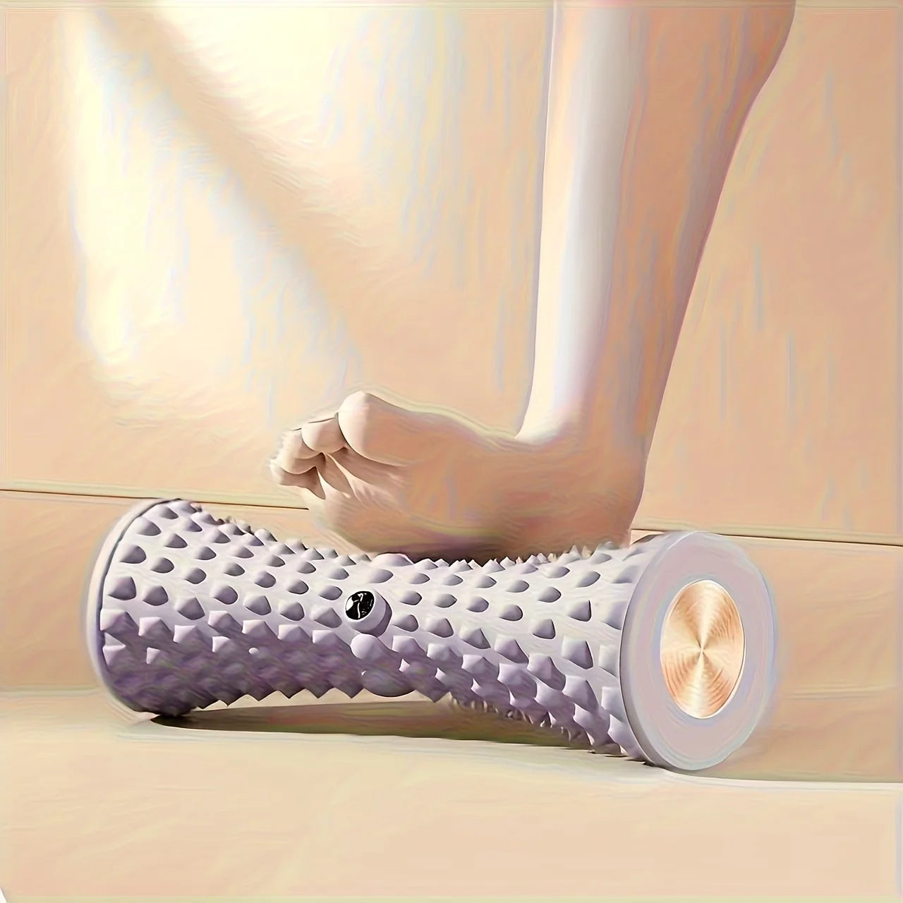 Pied nu roulant sur le rouleau de massage plantaire PuraDorse Roll violet clair