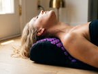 Nuque et épaules relâchées sur le coussin cervical d'acupression violet du Pack Détente PuraDorse